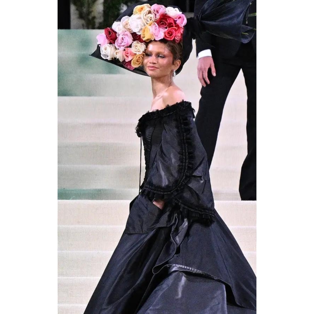 Segundo look de Zendaya en la Met Gala 2024 con vestido de Givenchy COuture 1996 diseñador por John Galliano

📷: Gtres

#MET #MetGala #SleepingBeauties #Zendaya #Givenchy #JohnGalliano #fashion #moda #TheFashionChop